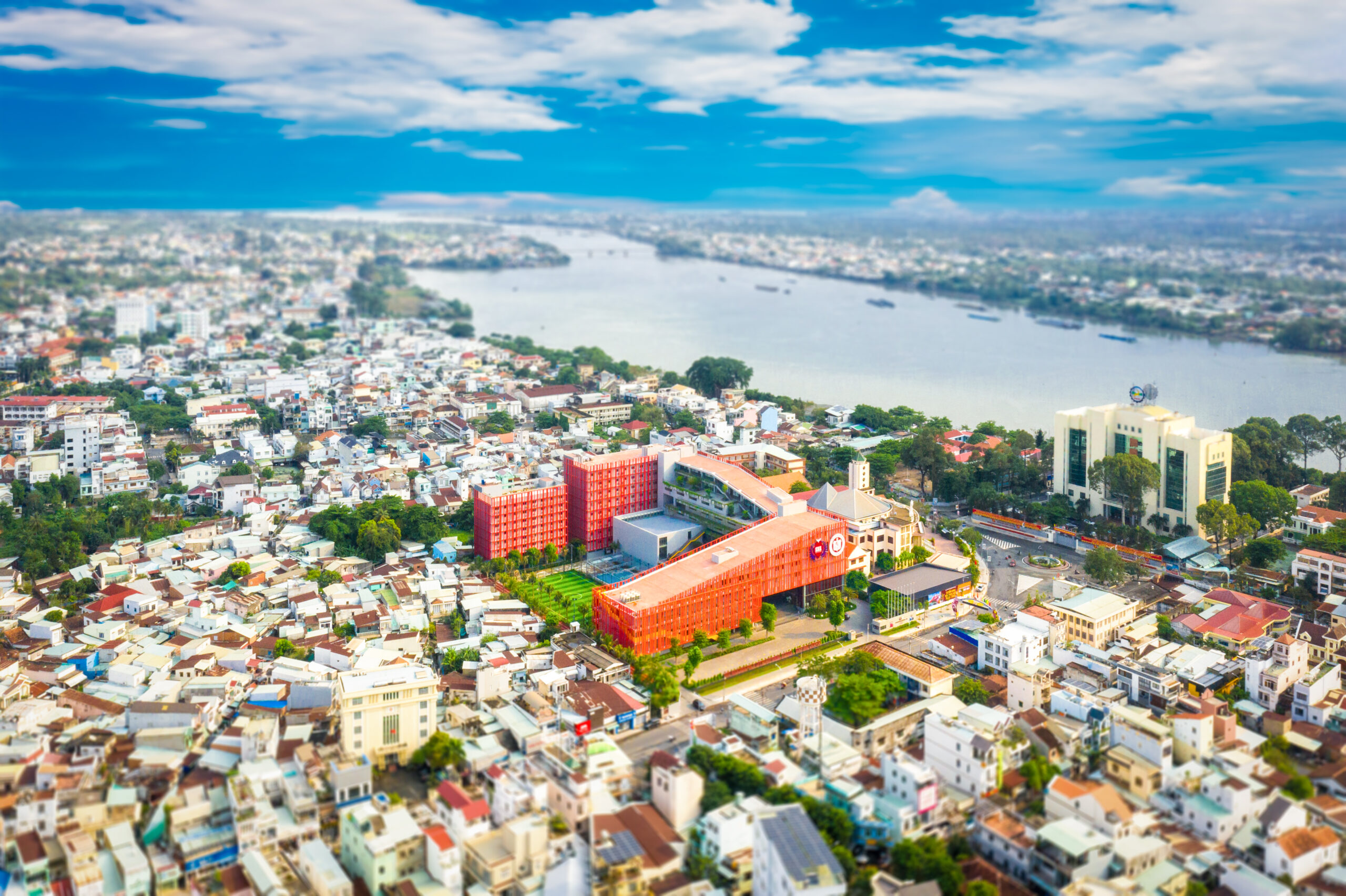 Trường tọa lạc ở trung tâm thành phố Biên Hòa (1)